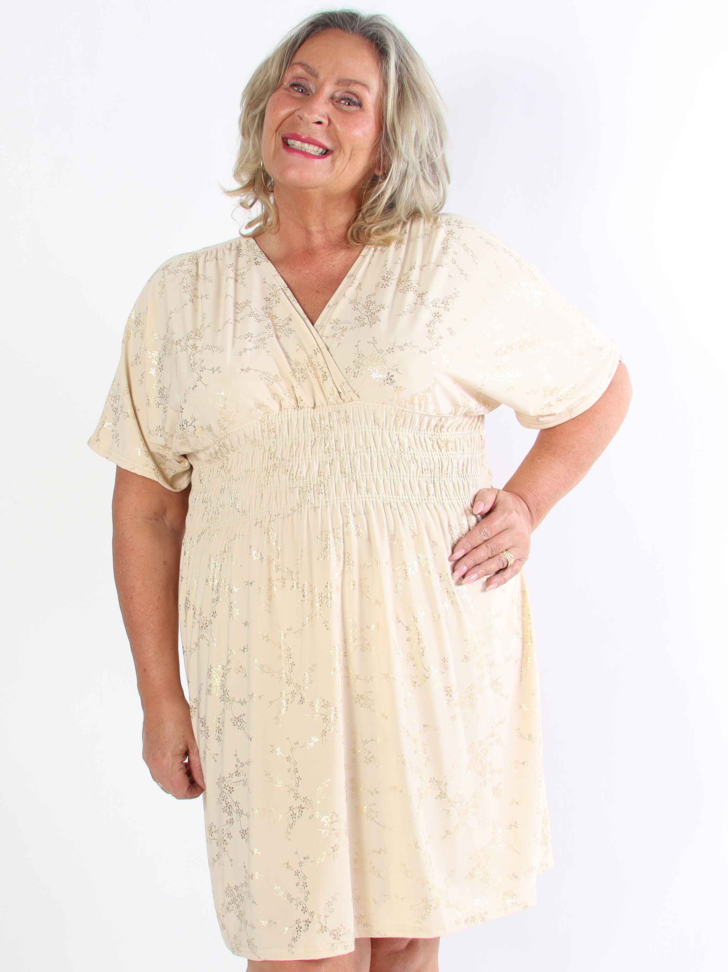 Pams Gold Short - Elastisk plus size kjole detaljeret med guld blomster